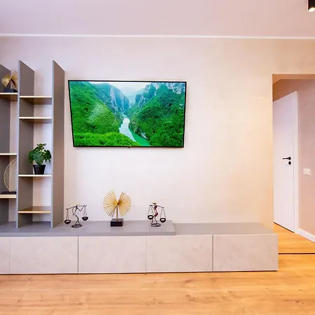 Апартаменти Sakura - One Bedroom - Next To Victoria Avenue And Cismigiu Park *